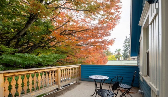 Downtown Studio w/Huge Balcony ·King Bed ·Walkable in Eugene