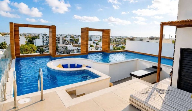 Dreamy Rooftop Pool Studio near Beach · Cosmo 42