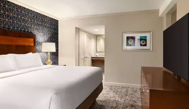 Easy Access To Downtown + Free Parking&Restaurant in Pittsburgh
