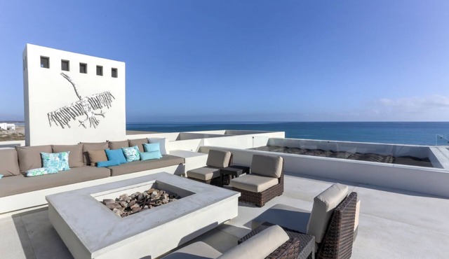 Elegant Private Oceanfront Villa with Rooftop Views! in La Ribera