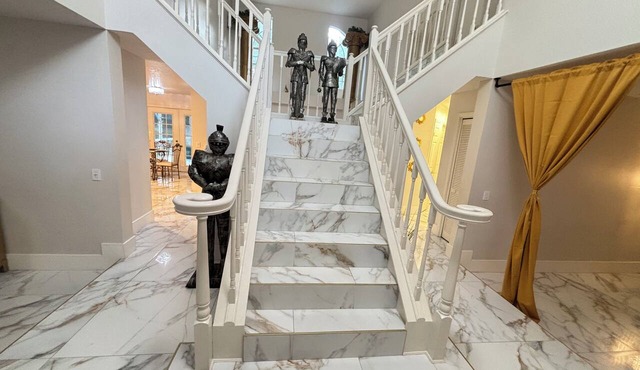 Elegant Tampa Bay Escape Pool + 4 Bedrooms + Family Fun in Valrico