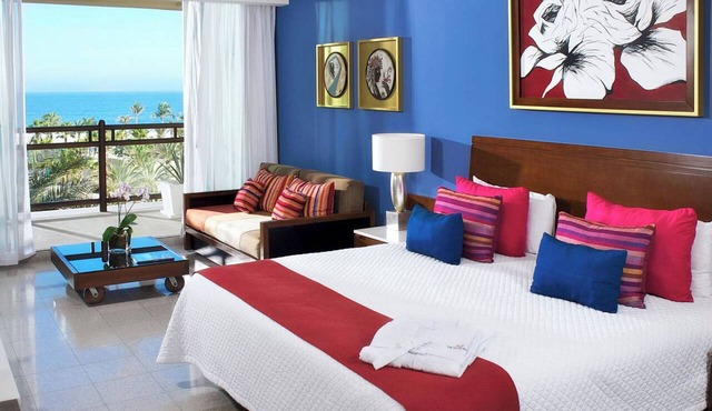 Enjoyable Oceanfront 2-bedroom hotel suite with AC in San José del Cabo in San José del Cabo