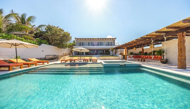 Epic Oceanfront 6BR Villa with Infinity Pool + Hot Tub in Isla Mujeres