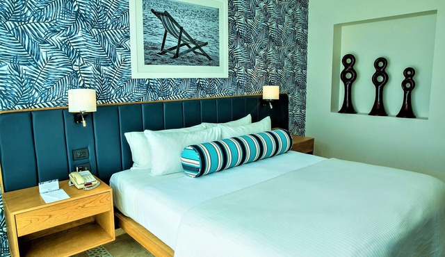 Explore the Beautiful Stretch of the Beach! Pet-friendly, Beachfront, Pools! in Cabo San Lucas