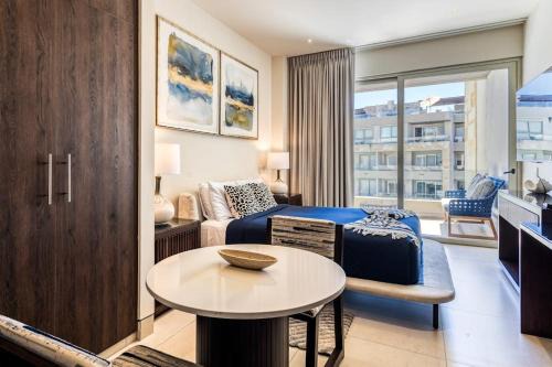 Exquisite Apartment with Balcony, TV, WiFi, Heated Pool & Gym/Fitness Room in Cabo San Lucas