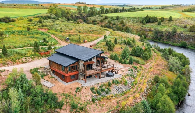 FALL RIVER LODGE by Kabino Riverfront 5BR lodge with hot tub mountain views in Ashton