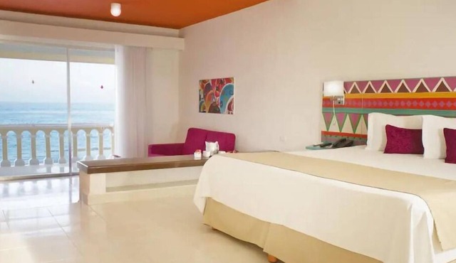 Family-friendly Cancun Royal Junior Suite with Ocean View Balcony and Water Park in Cancún