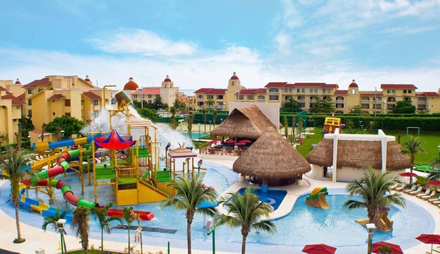 Family Friendly Waterfront Resort in Cancun w/Waterpark! in Cancún