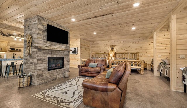 Family Lodge/Sleeps 10 + Hot Tub in Saint Anthony