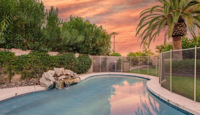Fantastic home with private heated pool, grill, Ping-Pong & enclosed backyard in Phoenix