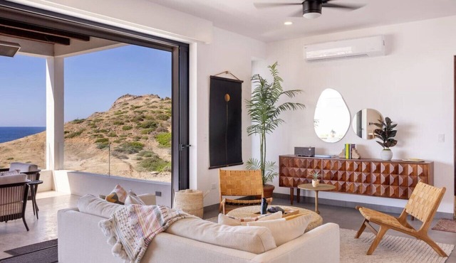 Front-Row Ocean Views Luxury Condo, Cerritos in Los Cerritos