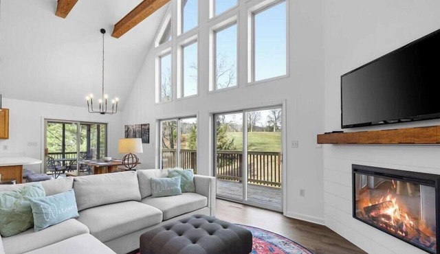 Game Room, FirePit, Screened Porch & Golf Views in Hedgesville