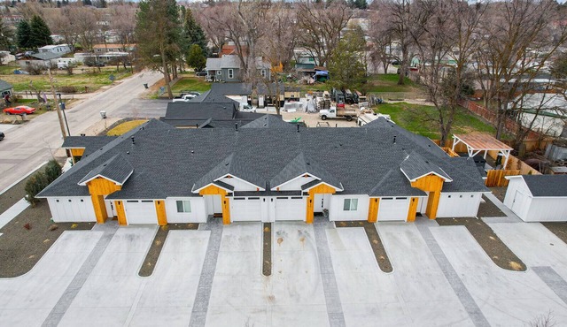 Garden City Retreat minutes to downtown Boise-Sleeps up to 21 in 10B/8B home in Garden City