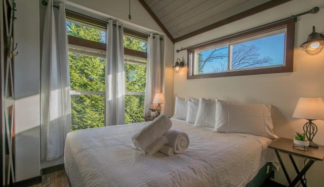 Gorgeous 1BR Tiny Home with Pool and Bocce in Flat Rock