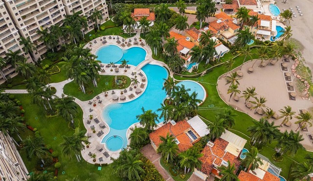Gorgeous condo at Marina area , great views , luxury layout, jacuzzi,beach front in Puerto Vallarta