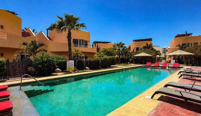 Ground Floor Condo with Pool, Walk to the Beach in El Pescadero