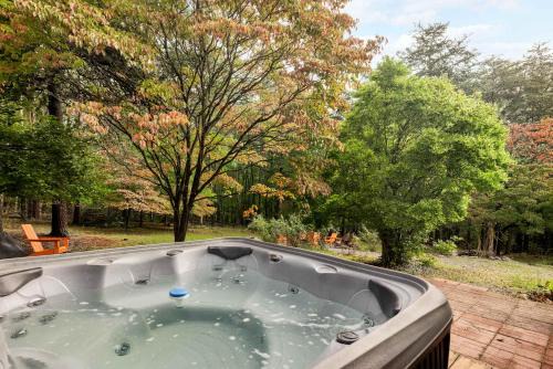 Group-friendly cabin w hot tub & deck in Great Cacapon