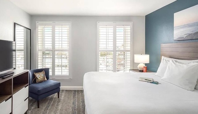 HARBOR FRONT Resort on Thames St close to Shops & Bars! in Newport
