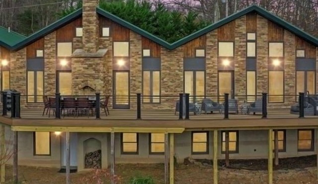 🍁Heavenly SUNSET Fall Foliage VIEWS🌻Ultimate Family Getaway🍁Hot Tub🌻Campfires🍁 in Berkeley Springs