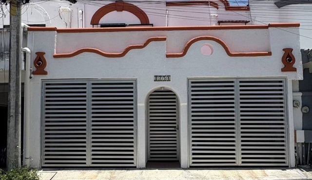 Hermosa Casa, cerca de la Playa y de Plaza Outlet, transporte a cien metros. in Cancun