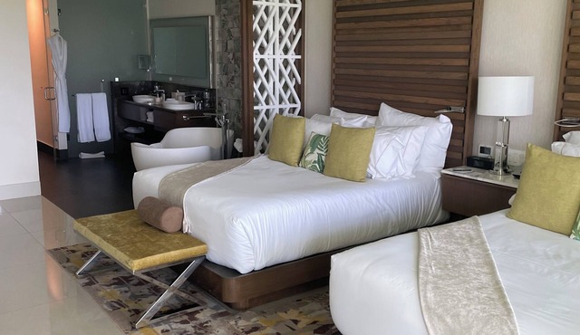 HIGH END Cancún Resort! 5 star !!!!3-bedroom with Roof top deck with Jacuzzi! in Cancún
