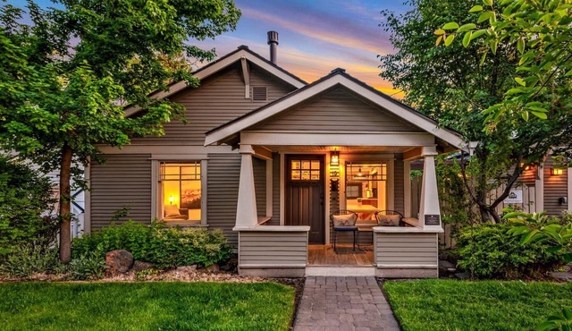 Historic Cecil Sly House, Salt Hot Tub, Electric Charger, in Downtown in Bend
