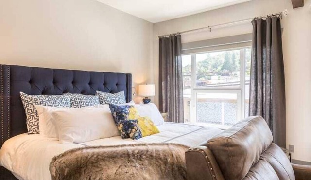 Historic Downtown Luxurious Apartment Only Steps Away from Local Restaurants in Roseburg