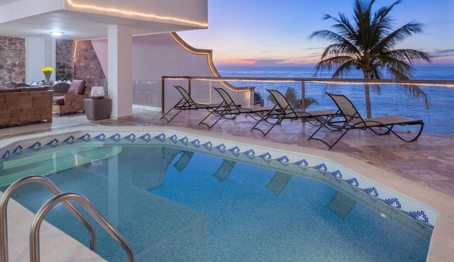 Incredible views over los muertos beach, Sky Suite B in Amapas