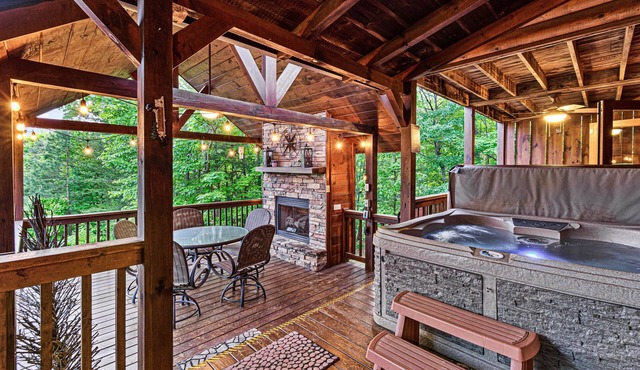 Incredible Views! Pet Friendly, Hot Tub, Fire Pit, Close to Lake! in Blue Ridge