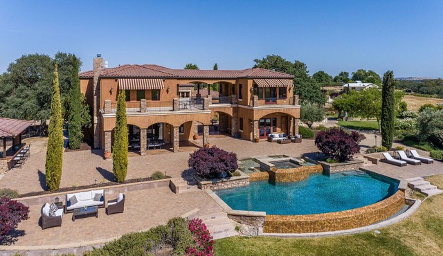 Infinity Pool + Spa | Gated Vineyard Near Paso | Mira Vista Vineyard Estate in Paso Robles