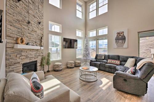 Inviting Hideout Townhome w/Balcony & Lake Views! in Keetley