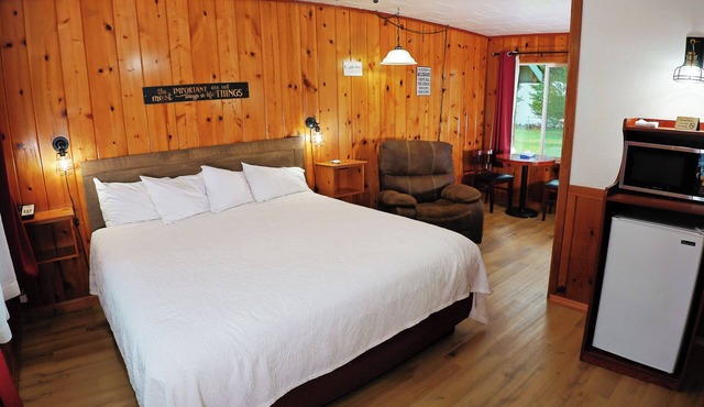 King Standard: Rustic Knotty Pine Retreat w/Recliner & Nature Vibes in Florence