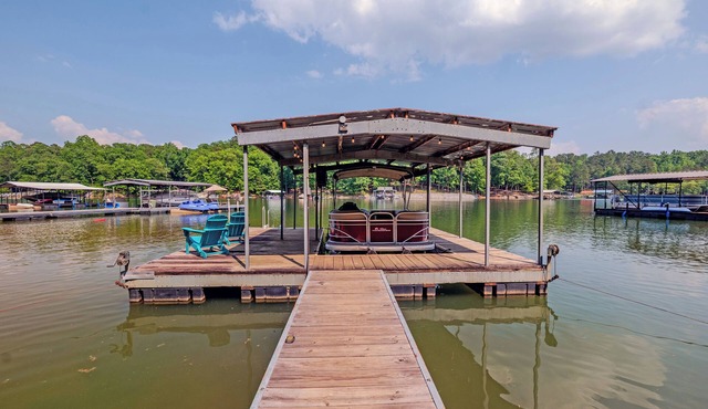 Lake Hartwell ~ Boat ~ Kayaks ~ Fire Pit ~ Private Dock ~ Bar ~ Pool Table in Lavonia