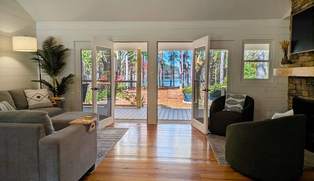 Lakefront Masters Retreat: Newly Renovated in McCormick