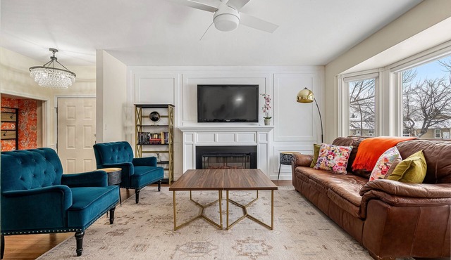 Large 4-level Split, 6 Bedrooms, 14 Beds, Nespresso, Near Fish Creek! in Calgary