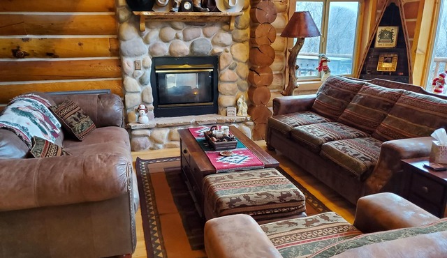 Lazy Bear Hideaway -Your Spacious Mountain Retreat! Sleeps 30 in Oakley