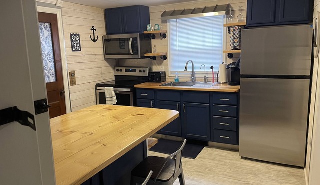Lexington Stays. Close to town and beach! in Lexington