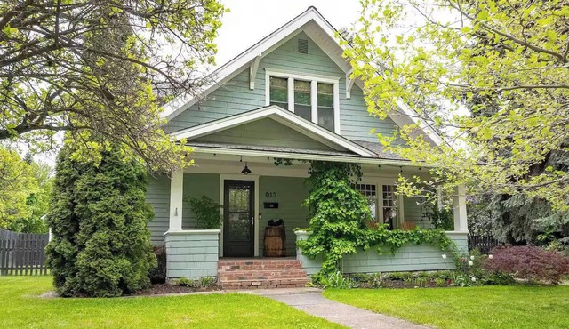 Lovely 4-bed/2-bath house with plenty of space for large groups in Moscow
