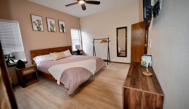 Lovely adobe abode in Albuquerque with WiFi, AC, Fire Pit, Hot Tub in Albuquerque