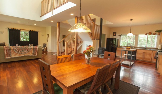 Lovely home with hot tub near Volcano National Park in Volcano