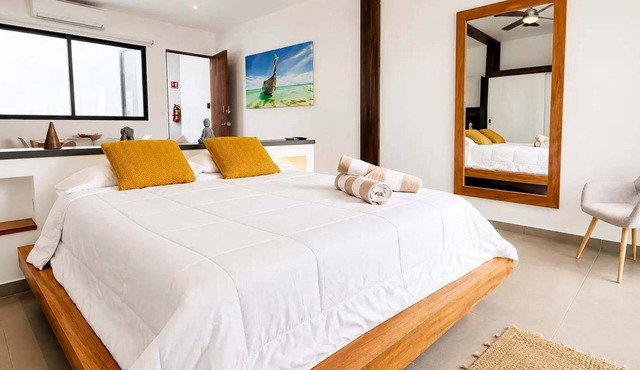 Lovely Rooftop Pool Studio near Beach · Cosmo 42