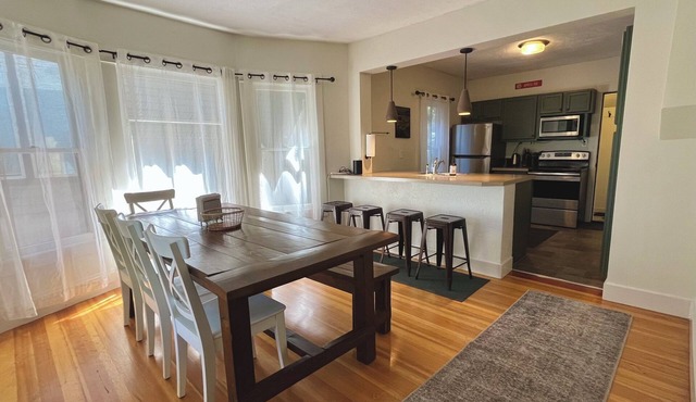LUCKY! You Score a Straight Flush When You Book This Home! Walk to Downtown Hood River in Hood River