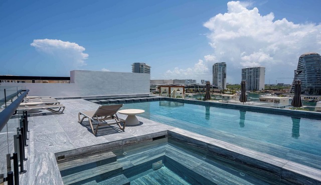 Luxe Apt | 3BR | Rooftop Pool Marina & Shopping in Cancún