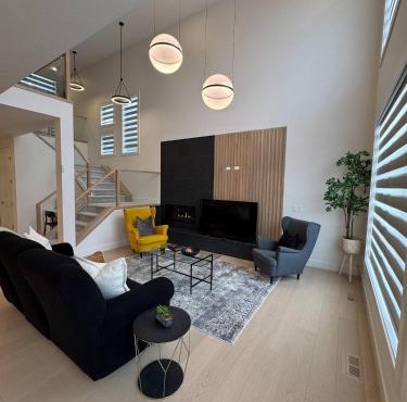 Luxe Elite Escape 8 bdrm near Lake in Calgary