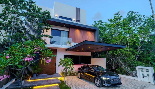 Luxury 5 Bedroom Villa - Private Heated Pool - Movie Theater - Gated Community - fits 11 in Cancun