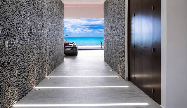 Luxury Beachfront Villa downtown Playa del Carmen, infinity pool, housekeeping in Playa del Carmen