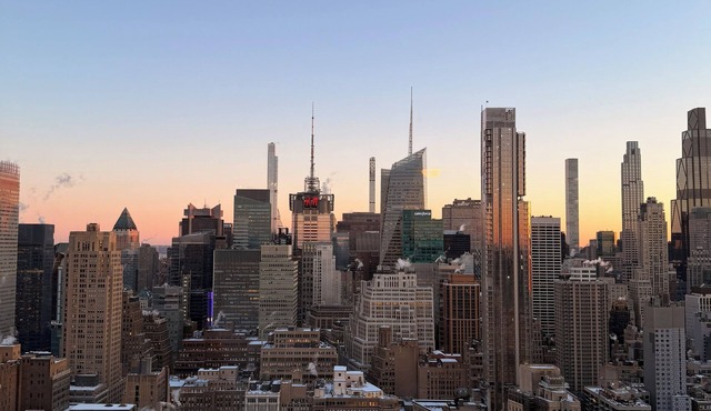Luxury High-Rise with Panoramic NYC Views in New York
