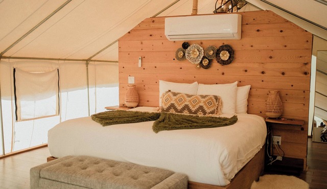 Luxury Glamping Tent with Vineyard Views & Private Bathroom (Queen size) in San Antonio de las Minas
