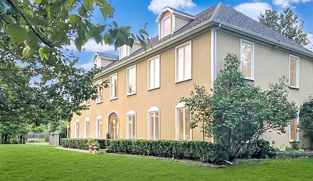 Luxury & Privacy Perfected: Estate Home Charm with Boutique Hotel Flair in Anchorage