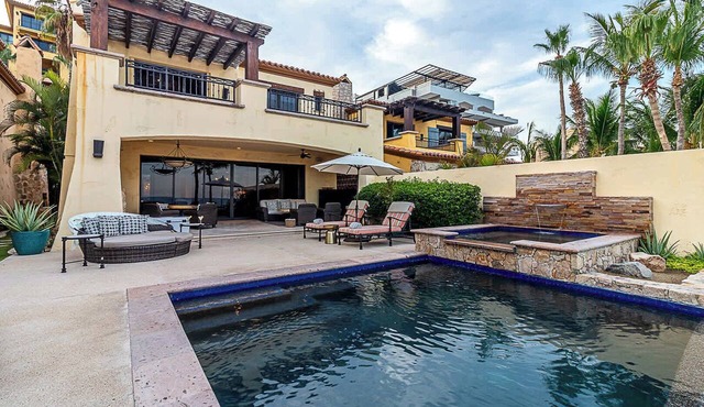 Medano Beachfront Villa w/Infinity Pool & Jacuzzi in Cabo San Lucas